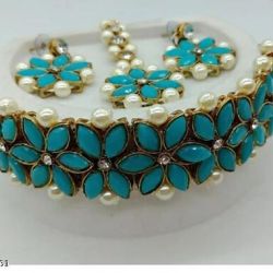 Sizzling Graceful Women Necklaces & Chains