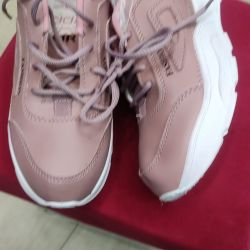 Fashionable girls sports shoes (Skin color) 