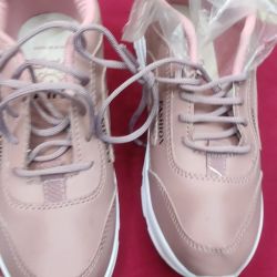 Fashionable girls sports shoes (Skin color) 