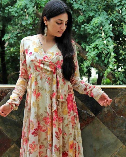 Design Number 078 White Knot   For an absolutely stunning look, wear this long dress we would love to go floral all the time like you! This floral printed georgette maxi dress is uniquely designed with full sleeve it is giving perfect stylish look for this season.   Size : M(38) L(40) XL(42) XXL(44) Lenth : 52 Inch Flare : 3.5 Mtrs   